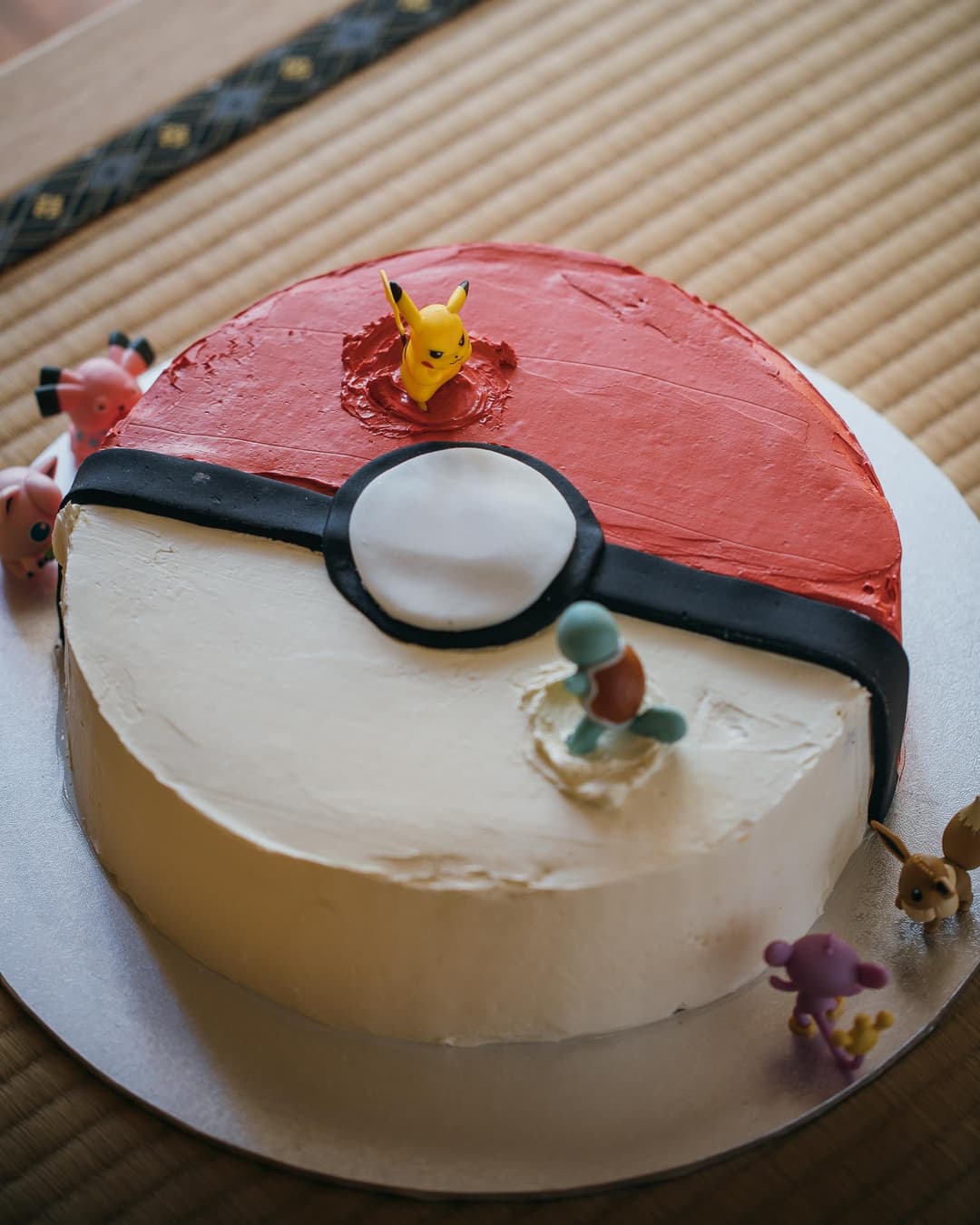 Pokeball Cake (for Beginners) Pokeball Cake (for Beginners)